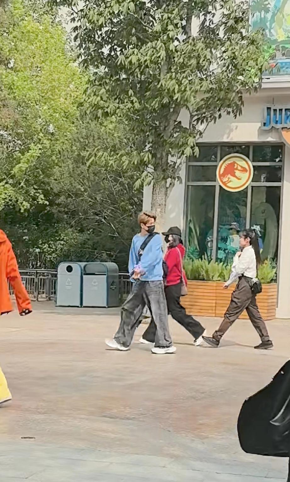 4月15日，谢娜带三个女儿现身北京环球影城，据说还带了摄影师，小女儿小咘芽侧脸照