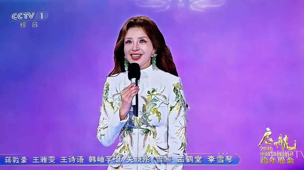 心疼！朱迅主持元旦晚会，脸都冻僵昨天，央视元旦晚会的分会场在吕梁，主持人是朱迅