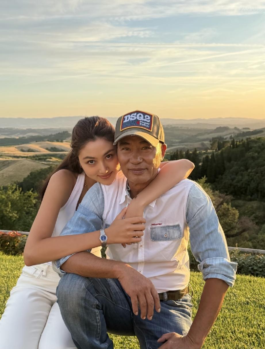 6月12日，任达华女儿任晴佳晒出一家三口在意大利度假的照片，任晴佳22岁出落得亭