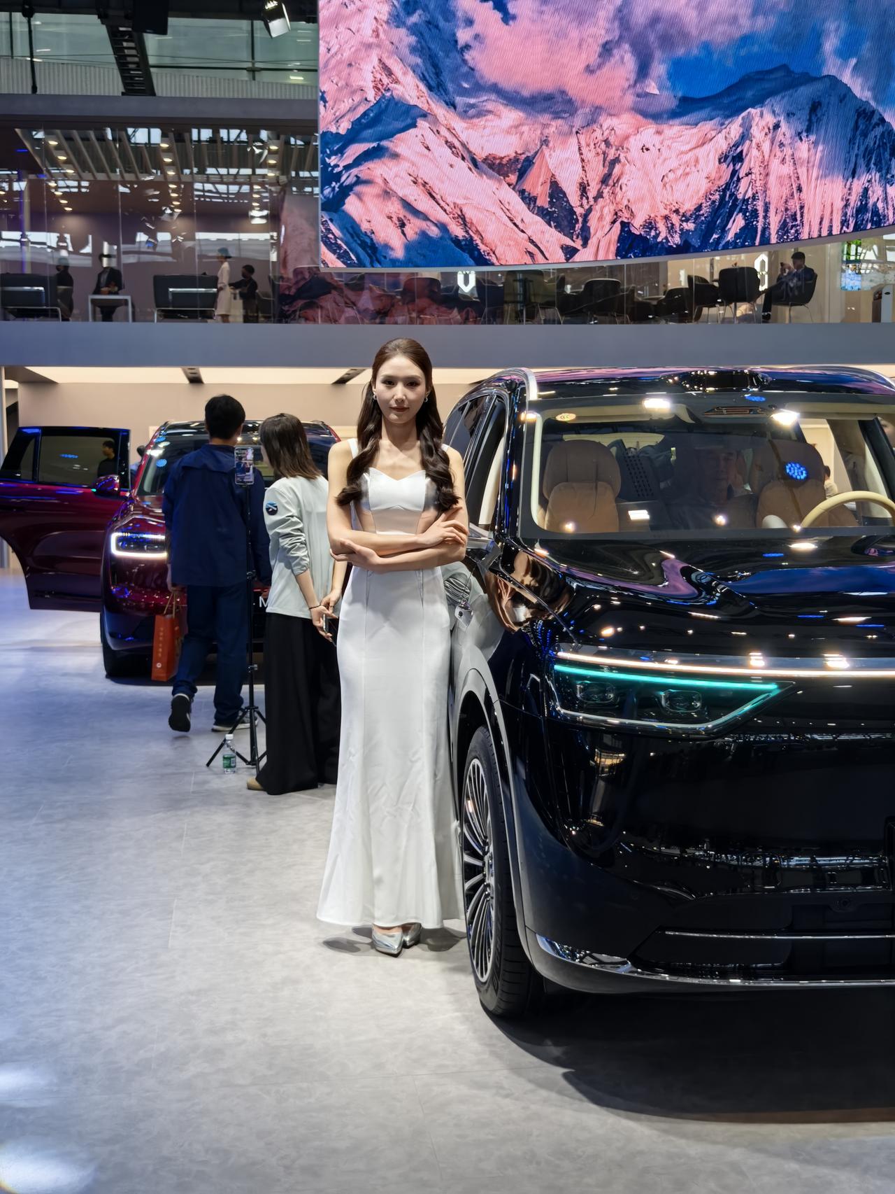 别再硬凑CP了！刚刚发布的极氪8X真不是问界M8的对手。高端新能源SUV市场足够