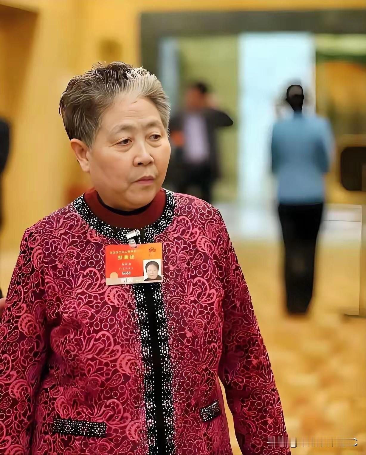 我就纳闷了，老干妈那瓶子看着笨重又过时，咋就几十年不换个洋气点的包装？后来翻