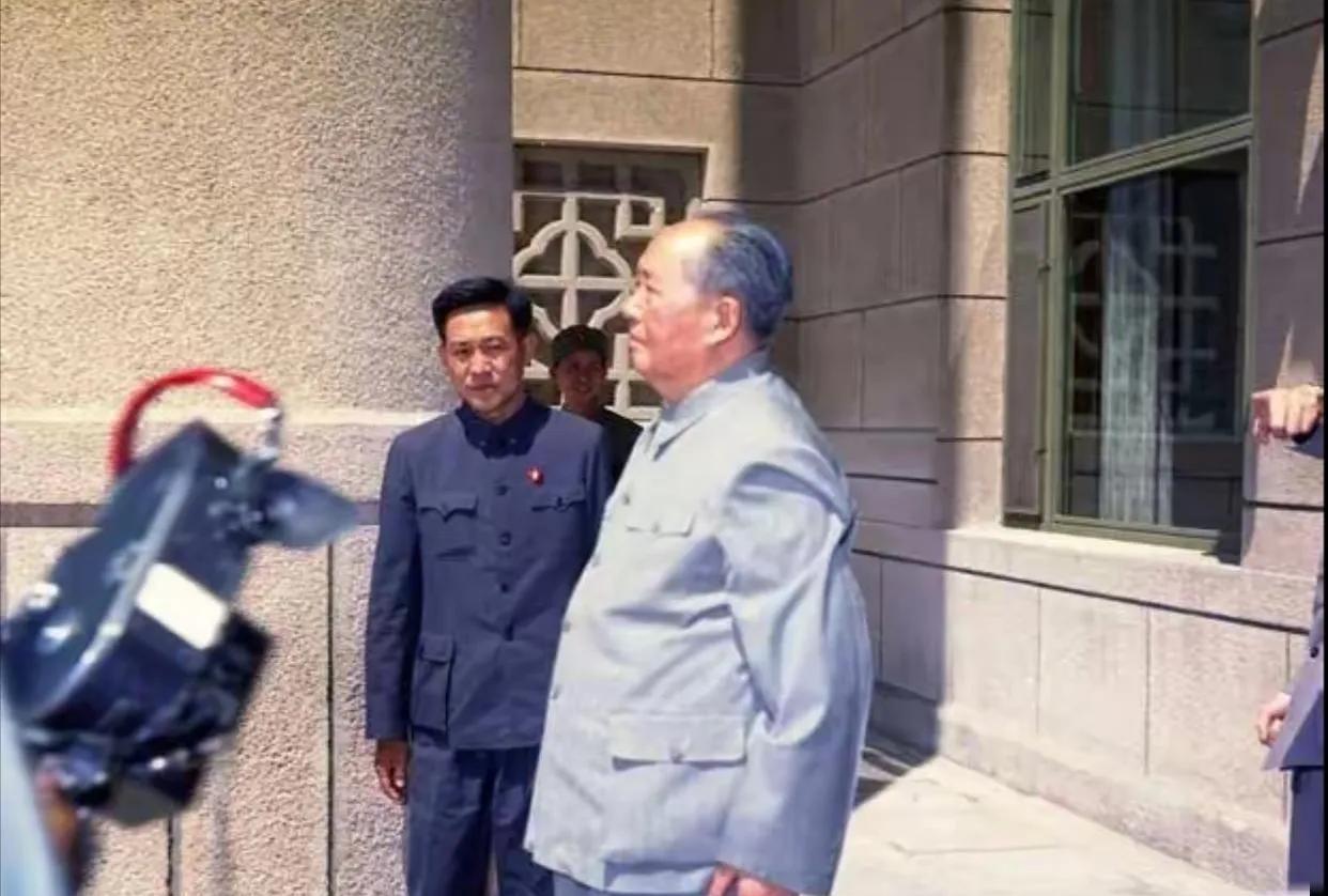 相信没有人能够读懂毛主席内心深处的伤痛。1975年10月1日的国庆节，毛主席一改