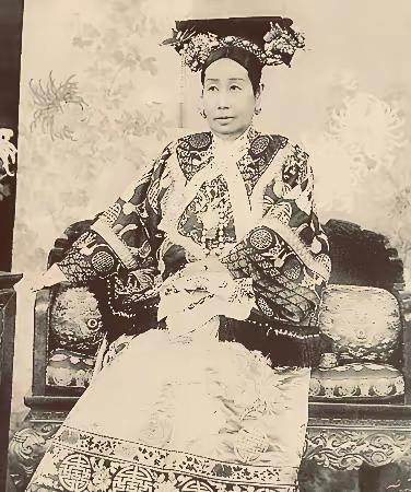 1888年，53岁的慈禧一眼相中20岁的侍卫那尔苏，直接把他叫进内室“谈心”。