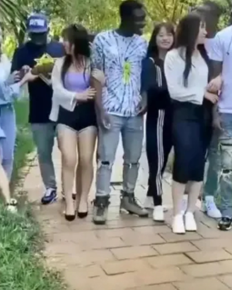 如果黑人在中国与女子生了小孩，结果黑人跑路，那么遗留下的孩子怎么处理？给小孩上中