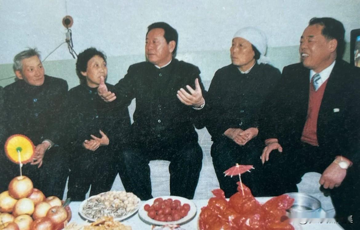 1990年代，胡富国同志在长治看望人民的好医生赵雪芳的老照片。赵雪芳是长治市人民
