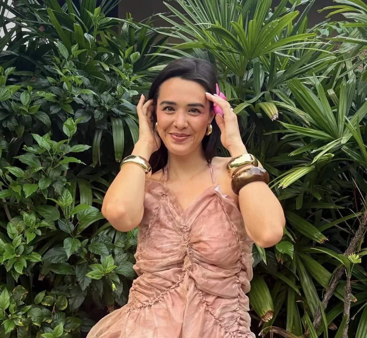 钟丽缇的大女儿才二十多岁，看起来却像四十岁左右的中年女人，长得有点着急了。皮肤有