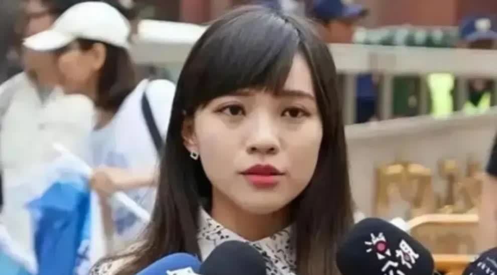 这名女子名叫黄捷32岁，是民进党最年轻的立委，也是大陆公布的顽固台独分子及其帮凶