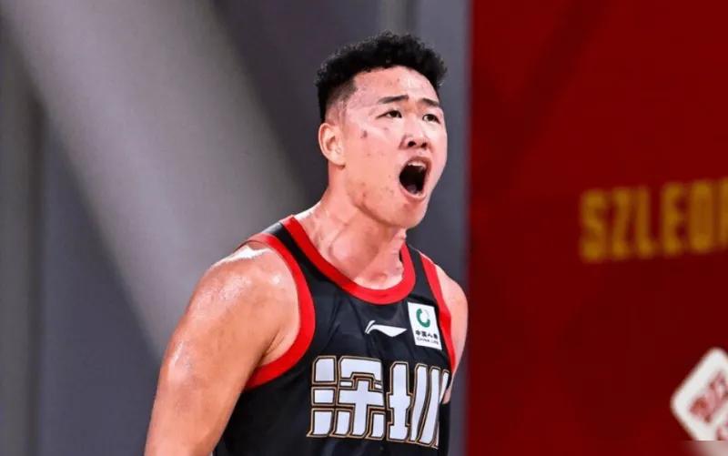 贺希宁这操作，深圳球迷估计都想砸电视！2025年季后赛打山东那场生死战，最后几分