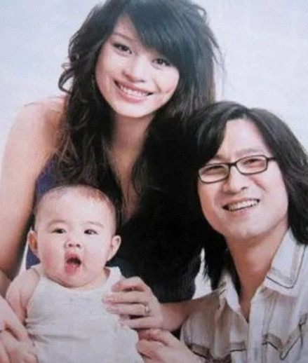 2010年，葛荟婕被迫搬出前夫汪峰家，说：“我拼命给你生个孩子，起码给点分手费吧