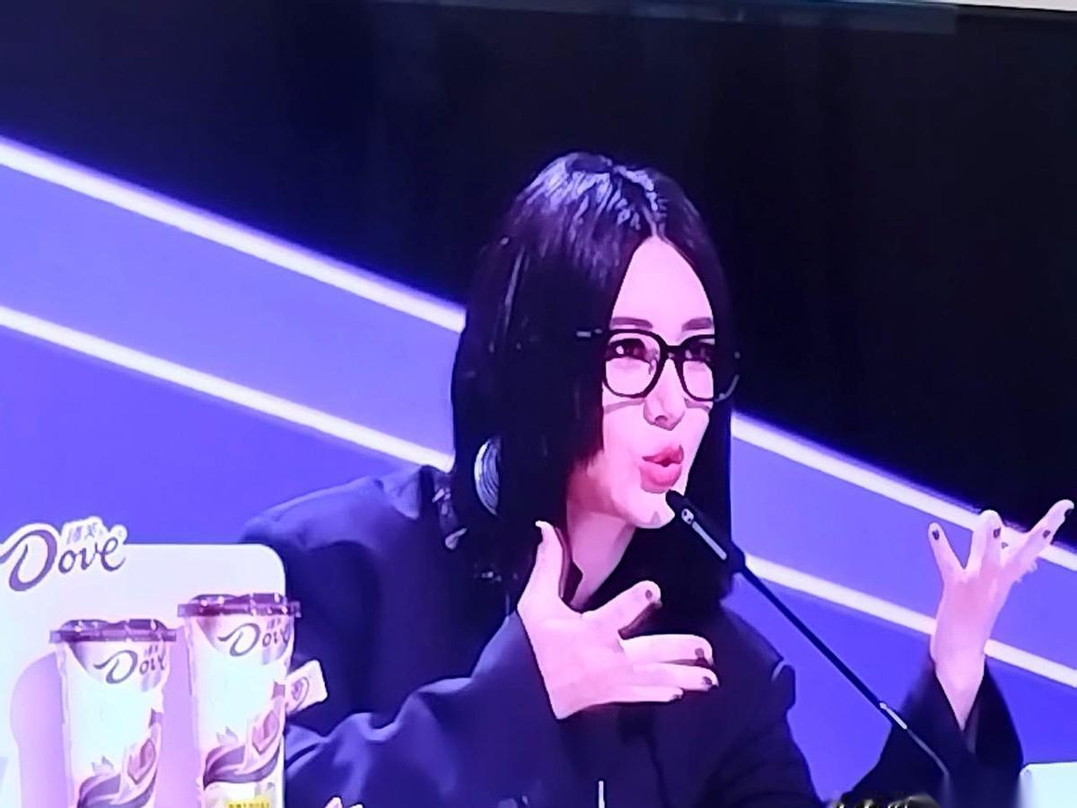 真的，我一度怀疑我看的不是唱歌比赛，是尚雯婕的个人脱口秀巡演第一场。选手在台上