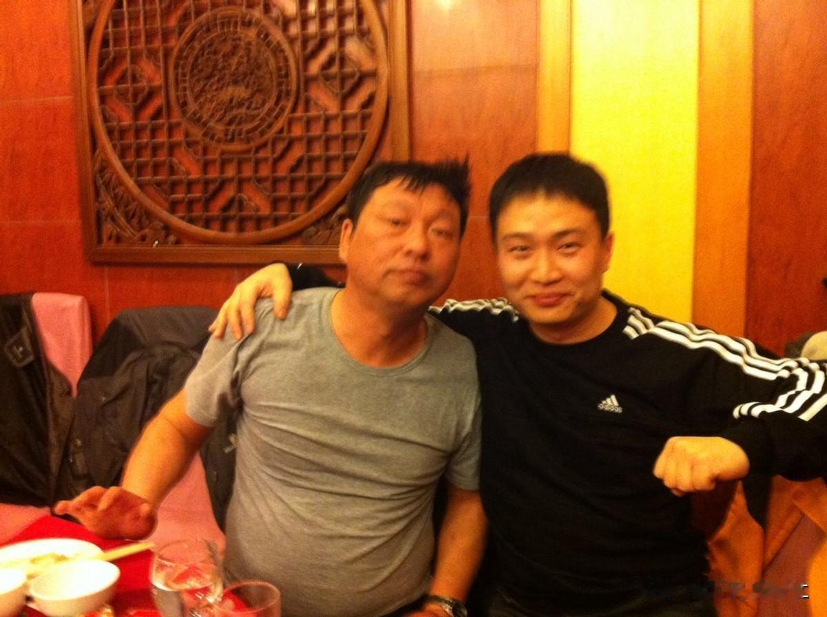 🌞1986年，年仅17岁的战士孟宪伟满身是血，胸口插着钢刀，硬是一步步走到