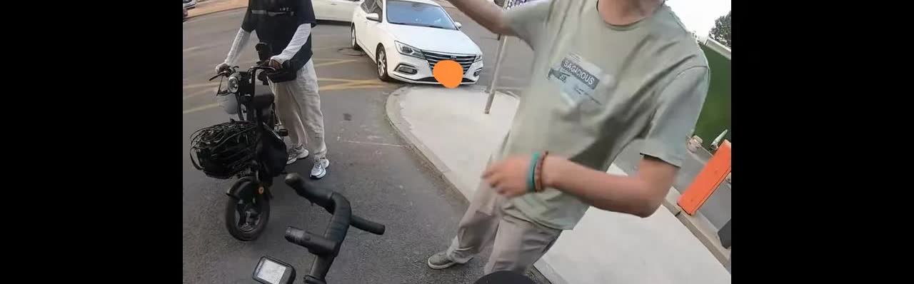 近日在网上看到一段视频，天津一男子因为违章停车，被热心市民用手机拍照上传公安交警