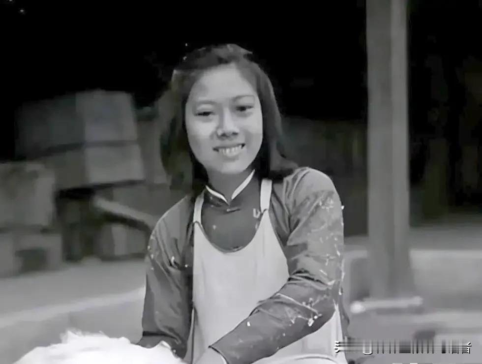 1953年9月的天津，棉纺二厂细纱车间里，工人们正埋头忙碌。突然，两辆嘎斯吉普停