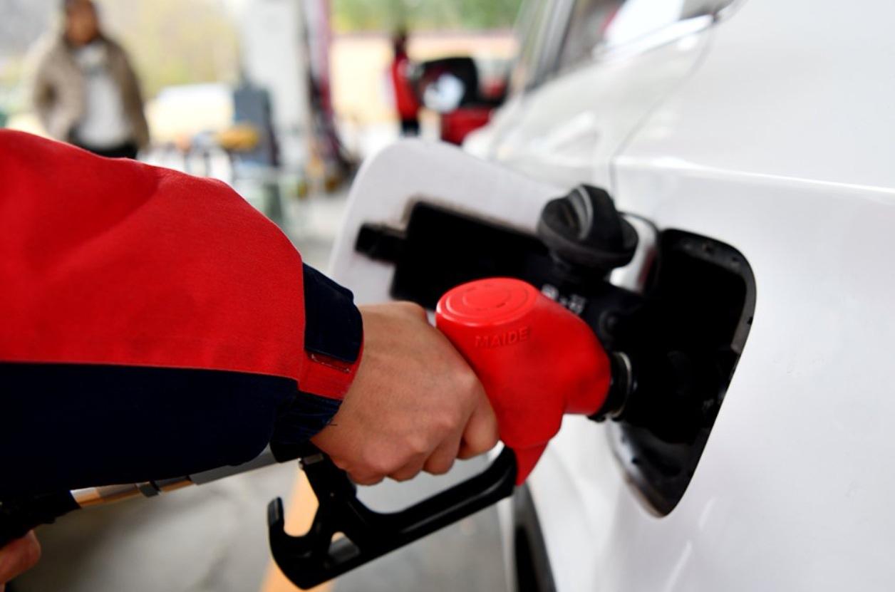 📢今晚24时，油价要降了！车主们再坚持一下，今晚（4月21日）过后再去加