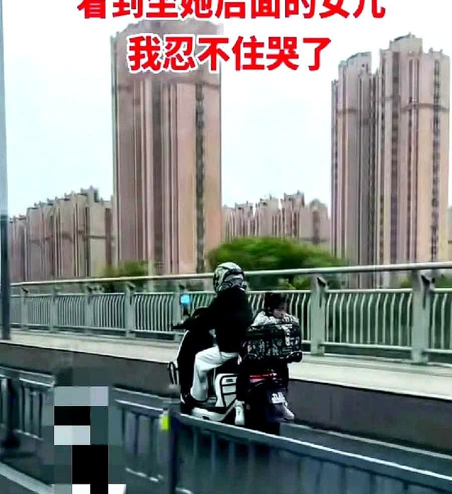 雨天开车去接继子放学，路上看到前妻用电车接闺女放学，闺女背对着妈妈，头露在外边，