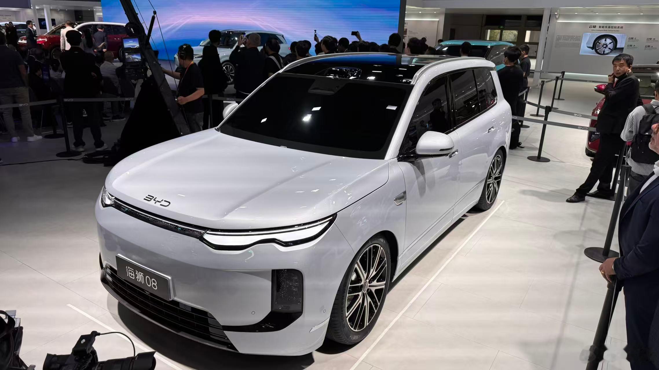 除了大唐外，比亚迪还带来了一款同样是中大型SUV的海狮08尺寸比大唐略小一丢丢，