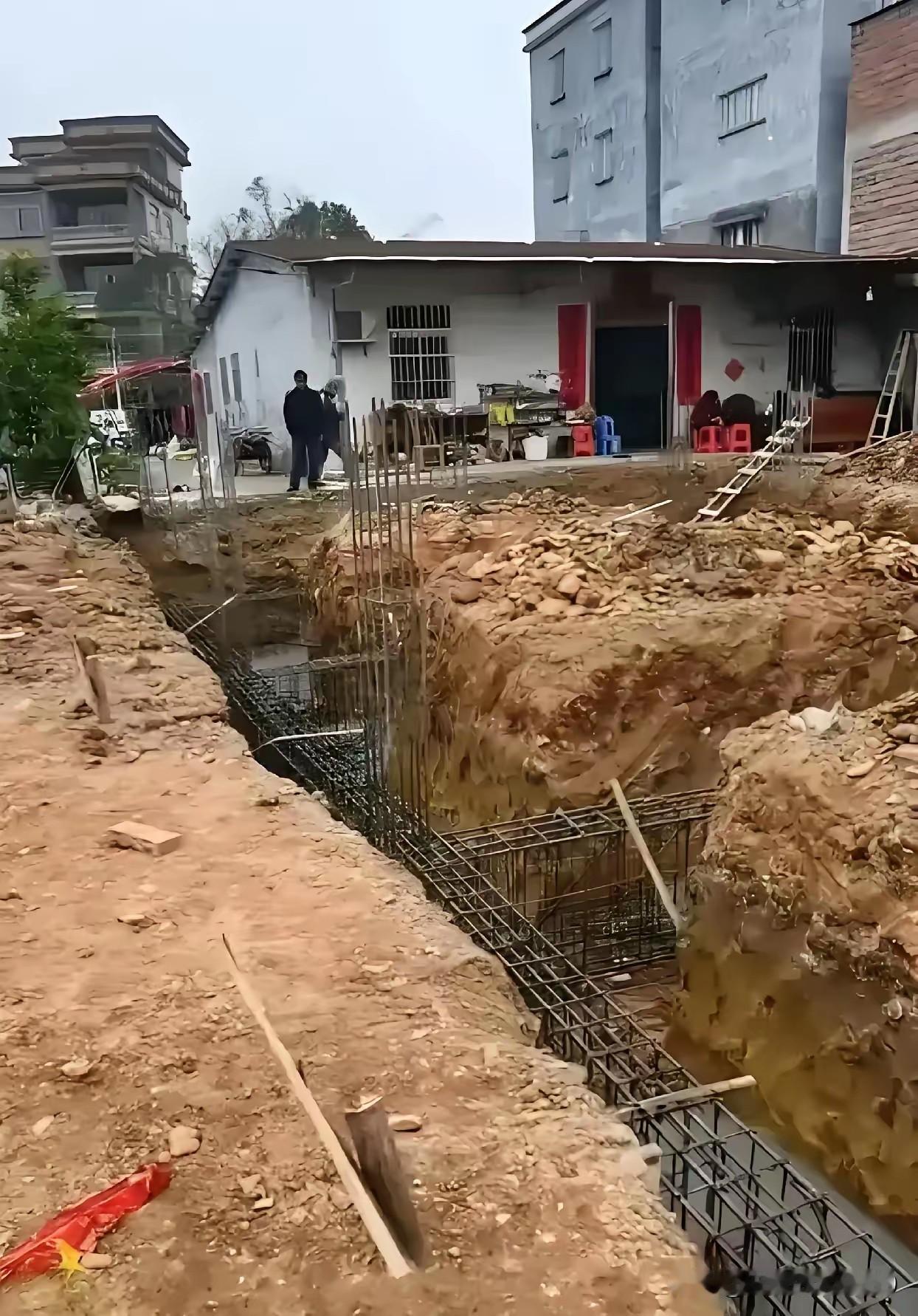 我是老李，跟老伴儿拉扯大两个闺女。小女儿有出息，嫁去了大城市，平时除了过年打个电