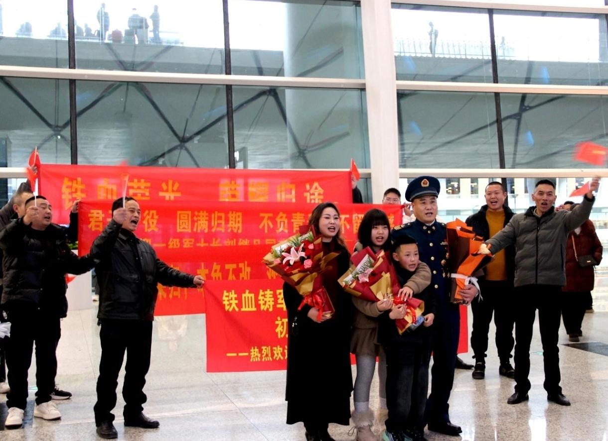 网友眼中“最孤独的一级军士长”，退休了！那是北部战区空军某场站营区外的一座远