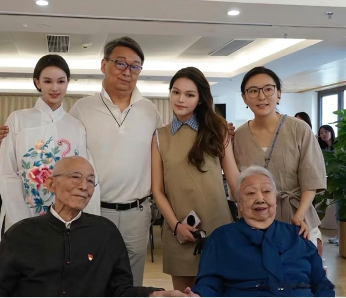 这是“济公”游本昌难得一见的全家福合影。前排是游本昌先生与夫人杨惠华，后排是他的
