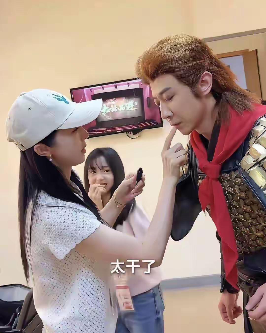 这暑假董璇也太忙了！刚陪女儿小酒窝去韩国拿了声乐比赛一等奖，转头就带着孩子去探班