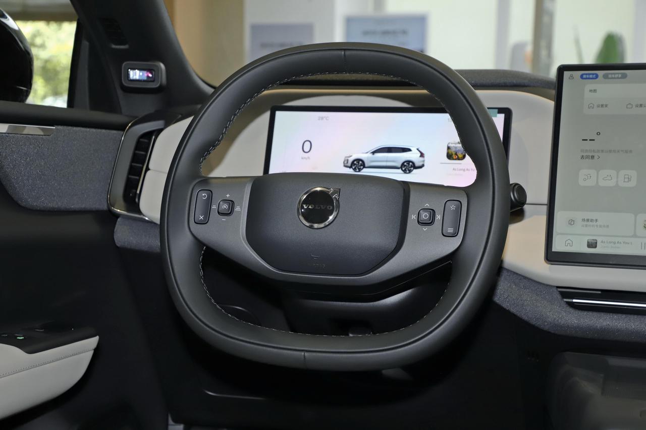 沃尔沃XC70感恩版，20.49万起，我仔细看了看。优点挺实在的，一公里两毛钱电