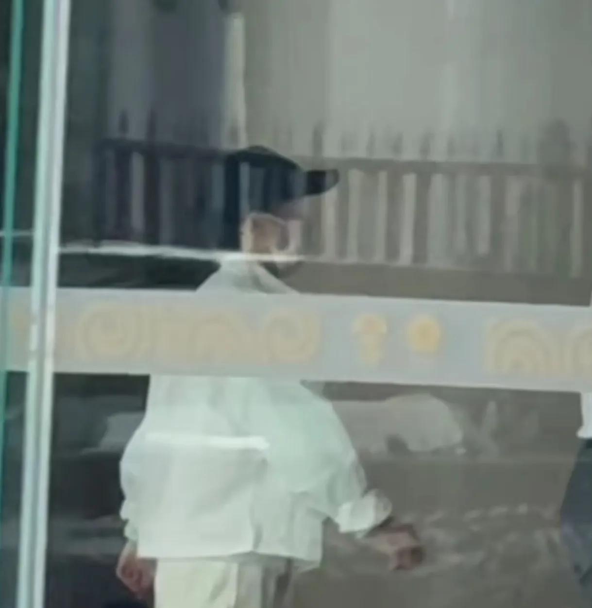 莎莎已经从北京出发新疆乒超了，莎莎穿了一身白色衣服，戴着黑色帽子，走路自带气场。