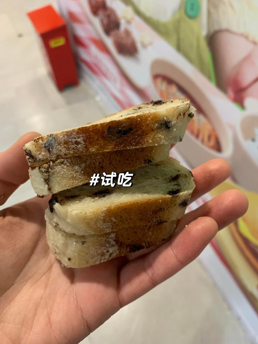 试吃时吃太多，被店员认出。