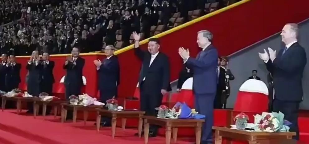 当朝鲜阅兵场上中俄越老四国代表并肩而立，全球目光却揪着那个缺席的位置。曾与朝鲜称