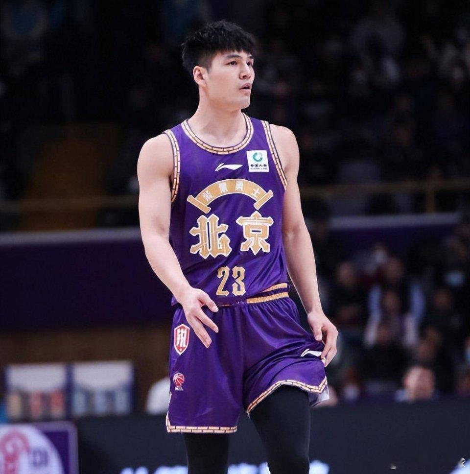 对比下两位跟广东队有交易绯闻的球员数据⬇️-陈国豪场均14分钟得到6.6分2.