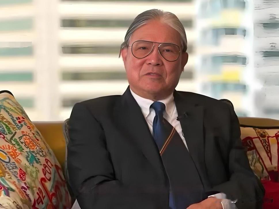 79岁霍震霆的每周"打卡"，撕开了顶级豪门教育的真相：他不带保镖、穿普通夹克，雷