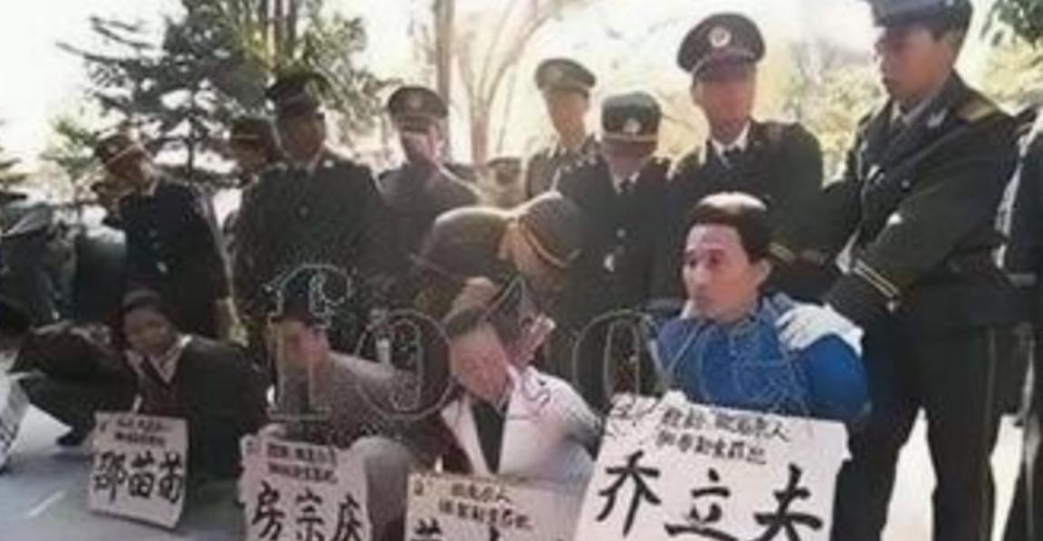 1995年，“全国散打冠军”乔立夫和“姘头”邵苗苗，留下一张老照片，照片中的他们