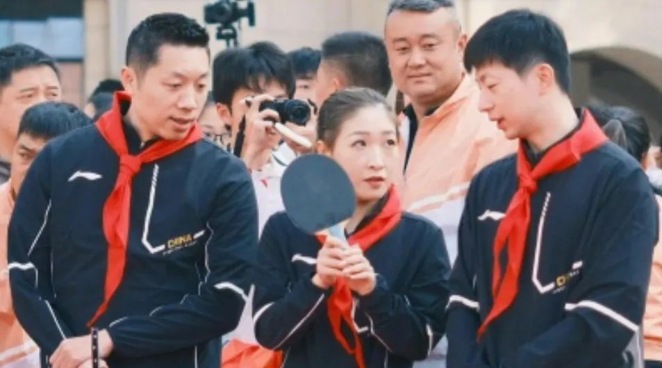 马龙情商真高啊！主持人问许昕：“你和马龙打球谁更厉害？”许昕一下子没想好怎