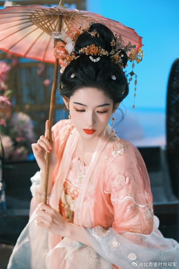 王玉雯之前那个三国机密里挺灵的，后面没有那么好的造型了