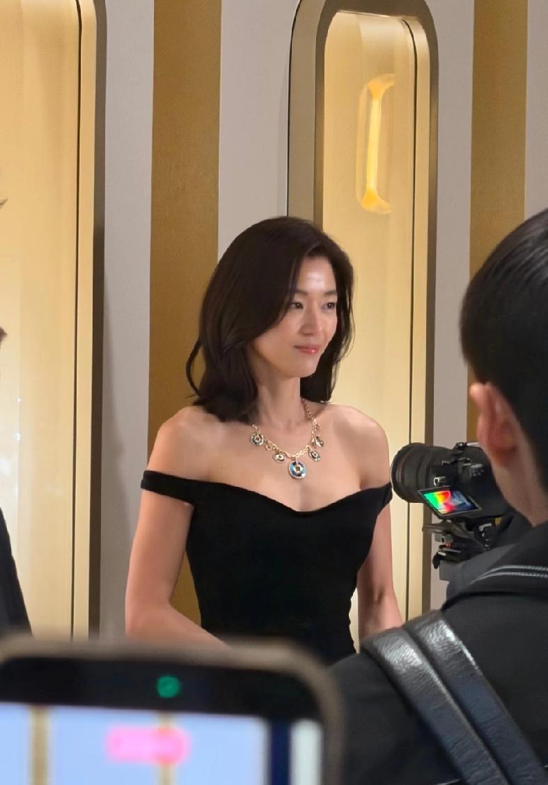 44岁全智贤状态回春，在日内瓦出席活动，剪了短发更干练有气质了。当天，全智贤