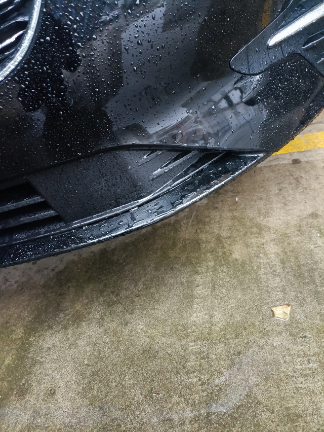 前保险杠今天停车的时候碰烂了一点才300公里，这个要怎么修的