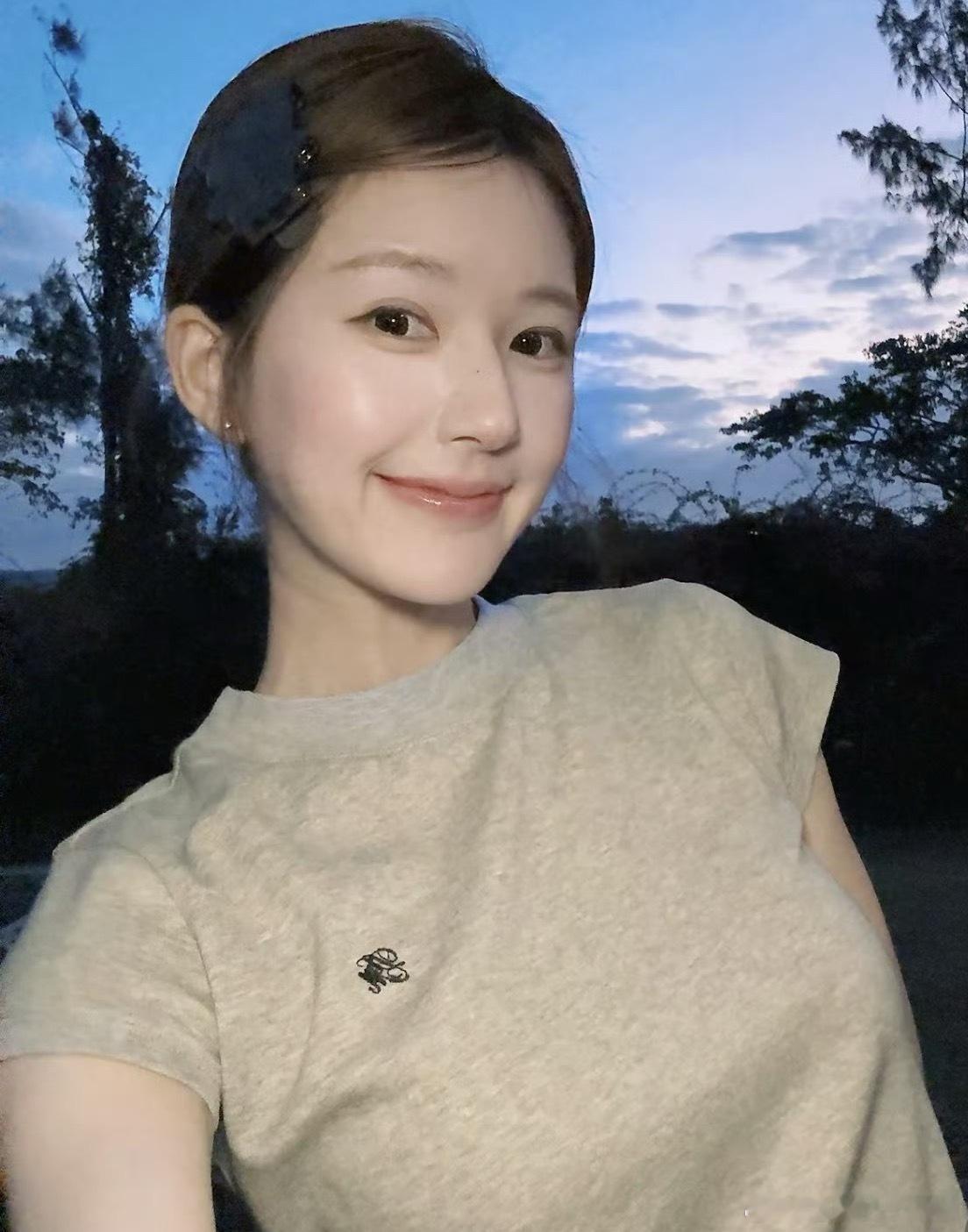 赵露思最新营业状态，松弛了不少，看着挺开心的