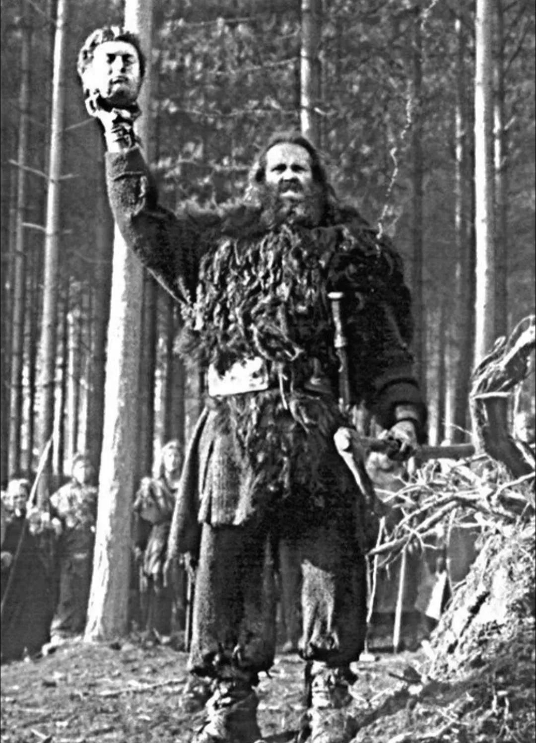 李白是大诗人，却不是文弱书生，他还是个行走江湖的剑侠，武功高强，剑法狠辣，所谓十