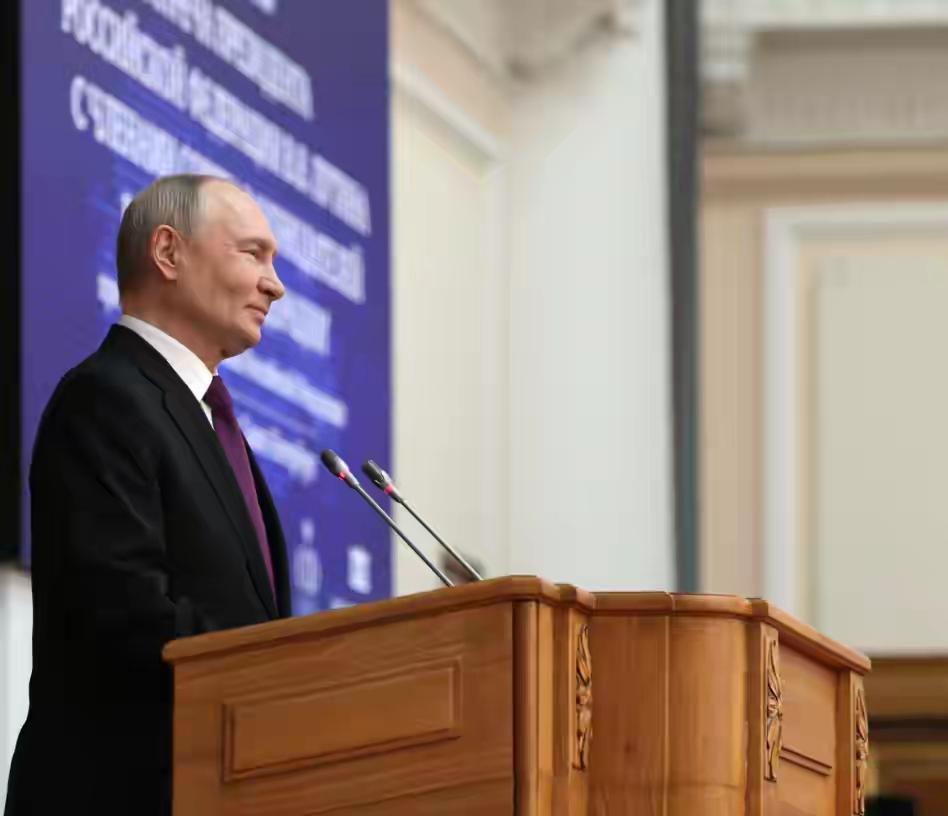 重压不惧封锁！普京重磅利好官宣，全场掌声沸腾不止面对外部层层制裁、国内财政