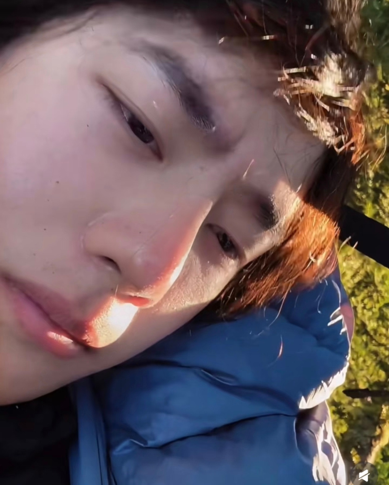 王一博白，真的好白，那个脸和手的色差比哈哈哈