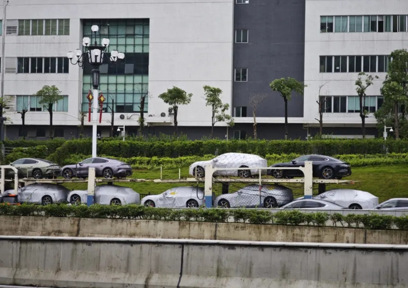 小米YU7要到店了吗？下班路上遇到了一辆运小米汽车的卡车，上面有好几辆小米SU