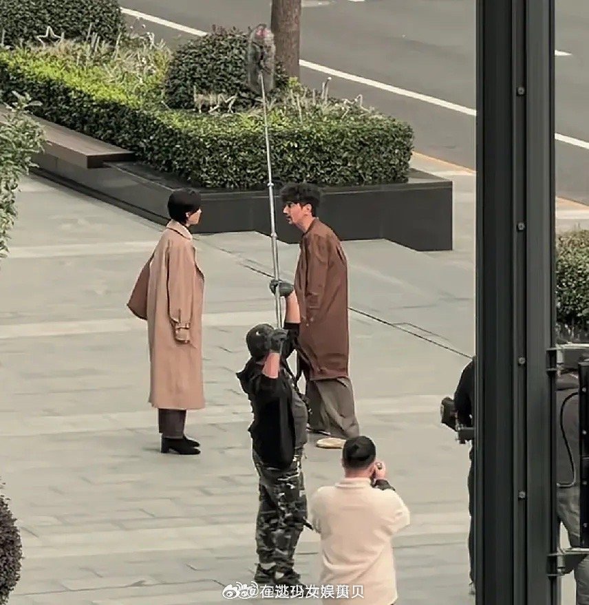 唐嫣拍戏的时候，工作人员一直举着个扫把起什么作用呢？