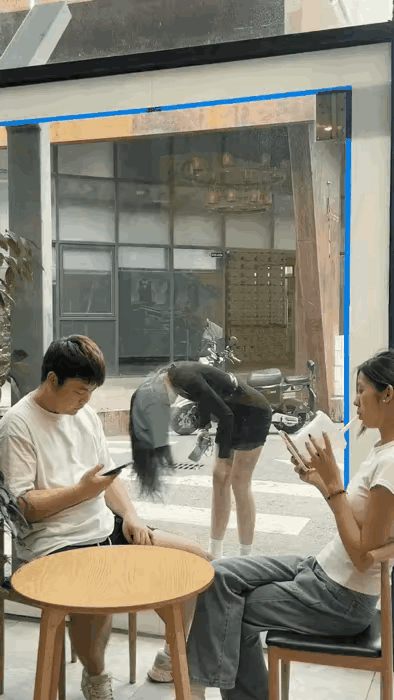 小哥哥：我的女朋友在旁边呀，我应该怎么办？