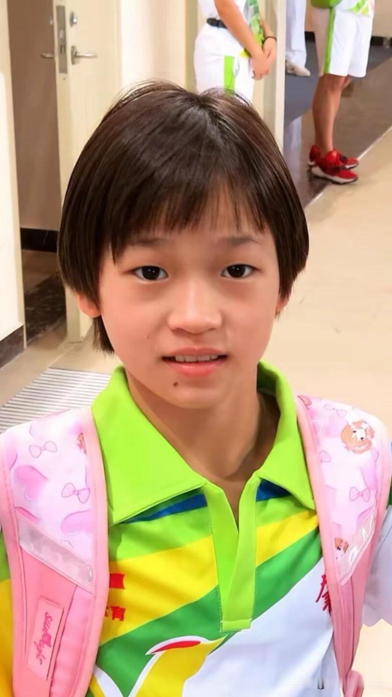 近日，细心的网友发现全红婵把背景图换了，上面写着“我爱我自己”。婵宝现在应该