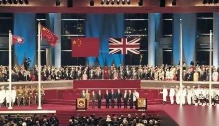 当年条约写得明明白白，香港岛是永久割让给英国的土地，按照近代殖民世界的惯例，割出