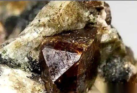 憋了这么多年，我今天算彻底想明白了。咱们的军工为啥突然跟开了挂一样？不是什么技