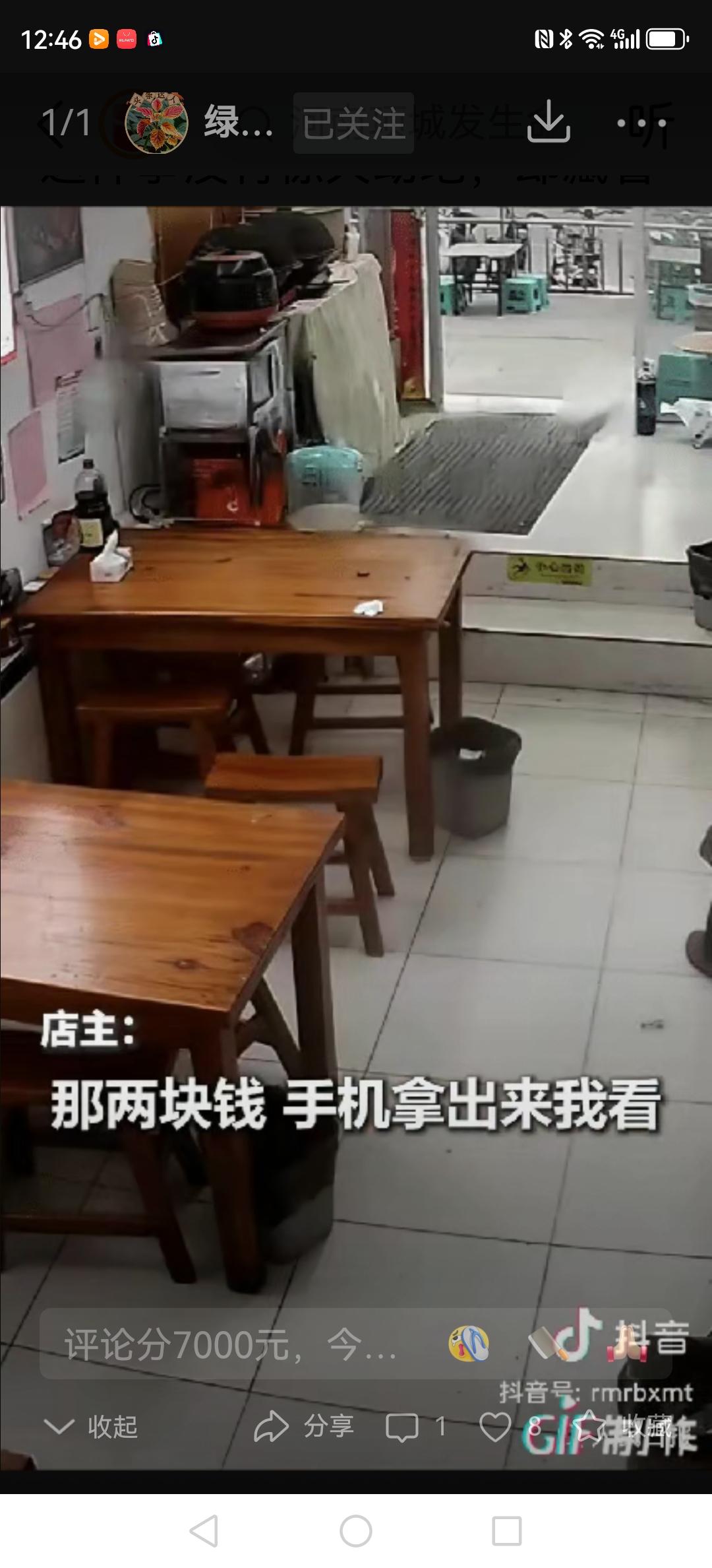 在安徽阜阳的一家小面馆里，刚结束训练的两个男孩，皮肤晒得有点黑，正你一口我一口分