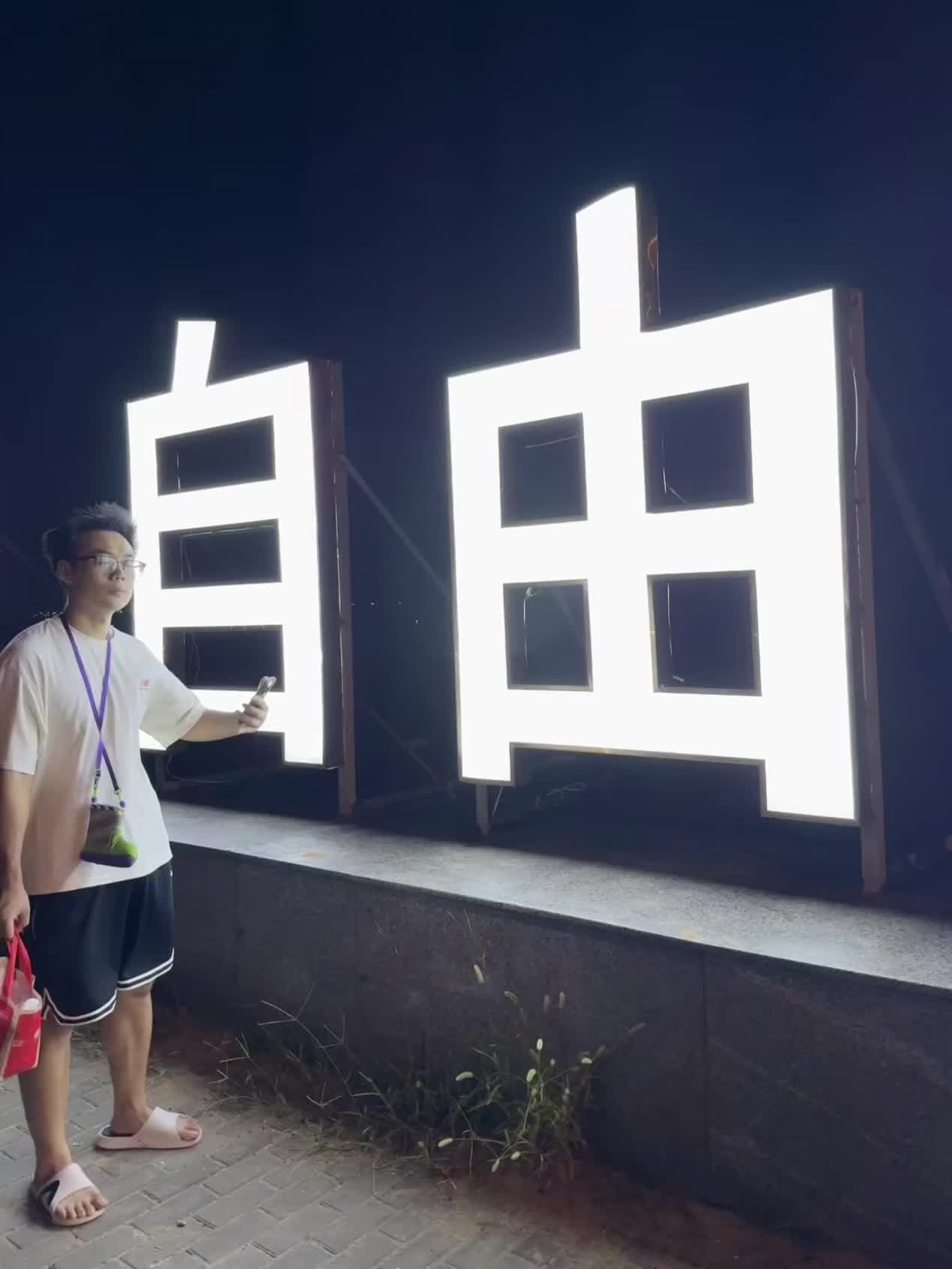 在大大的沙滩上面挖呀挖呀挖🏖️
