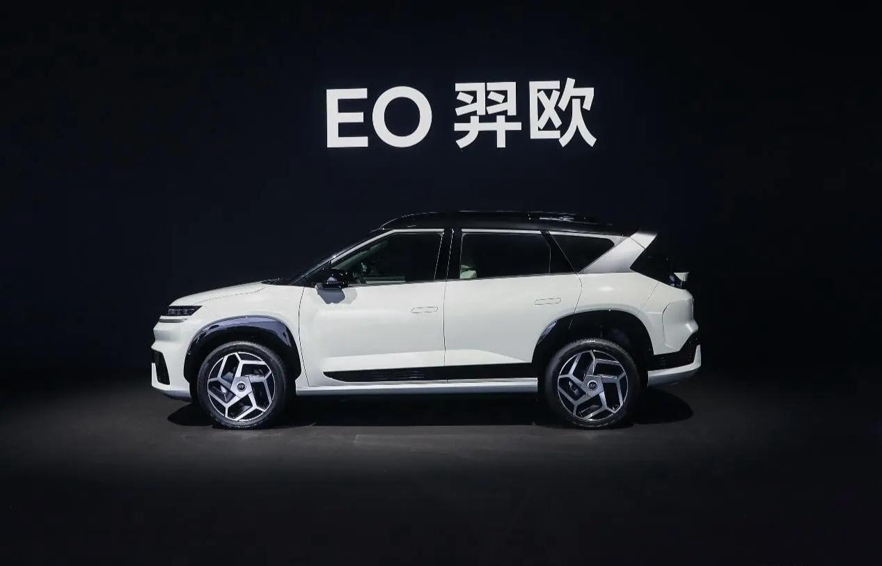 北京现代EO羿欧刚上市，11.98万起的价格带里，藏着不少打破常规的巧思。这款纯