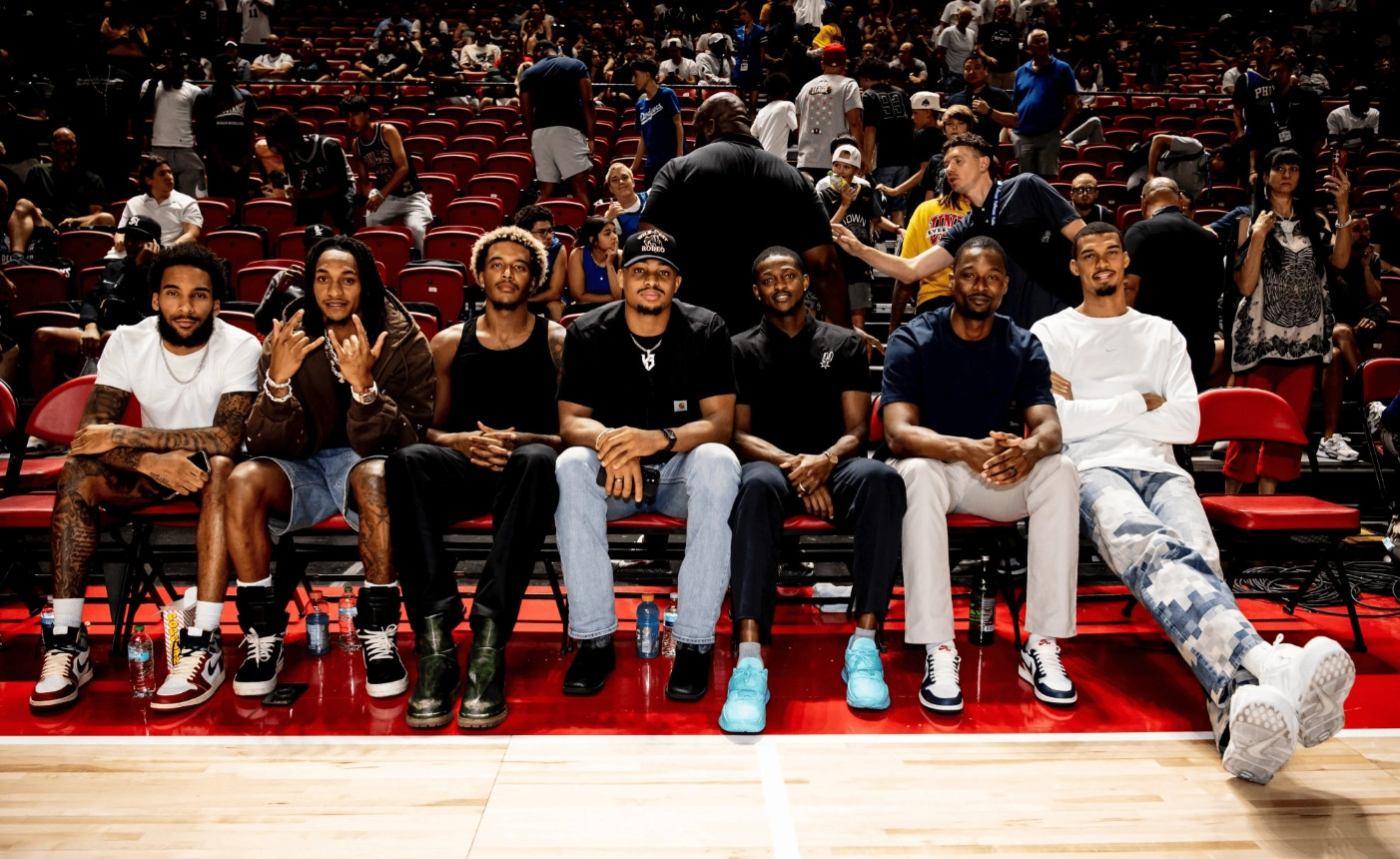 NBA夏季联赛，马刺对阵76人的比赛。马刺官推分享照片：小分队现场观战夏季联赛