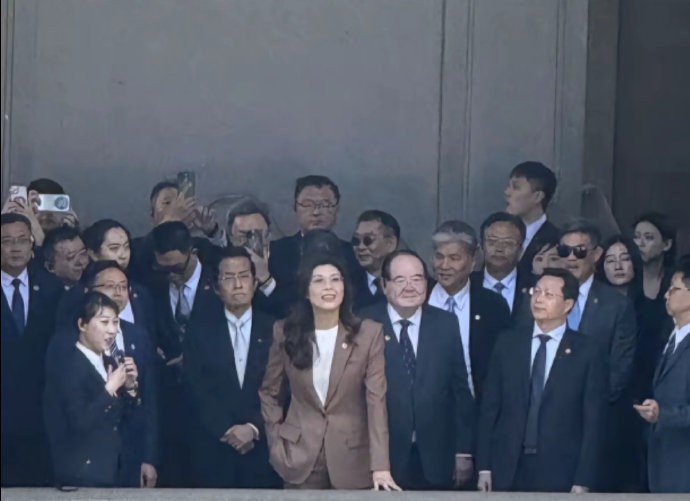 这张合照郑丽文的气场有点强？